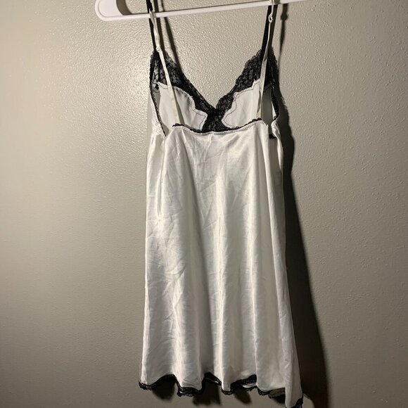 Victoria's Secret White & black lace sleep slip - Picture 5 of 5
